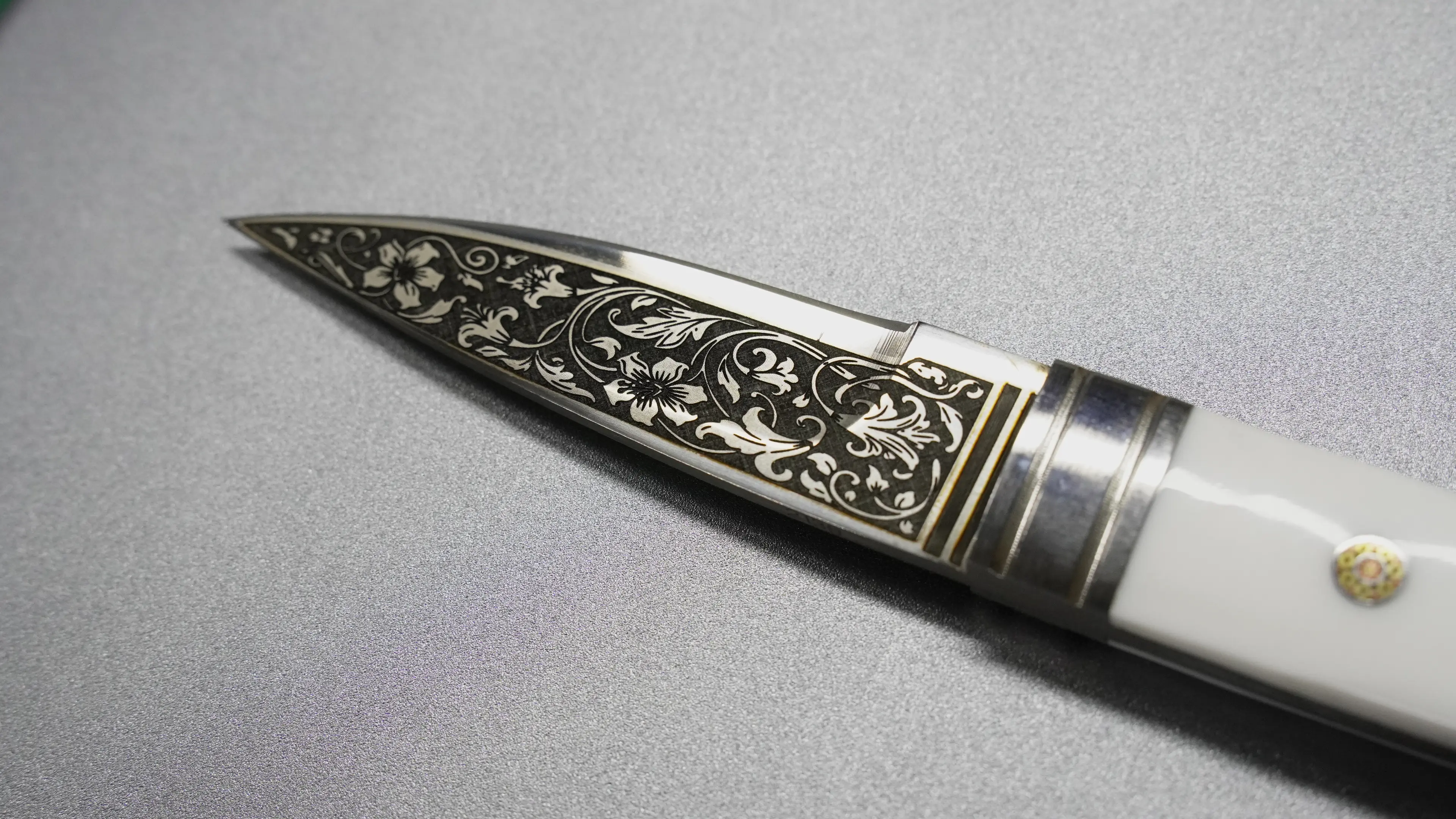 Steel knife pattern engraving